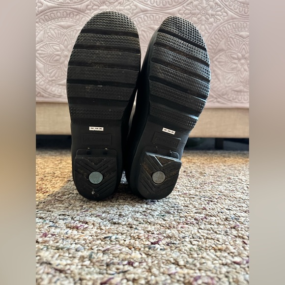 Hunter women’s original tall rain boots w/boot liners. - Picture 2 of 4